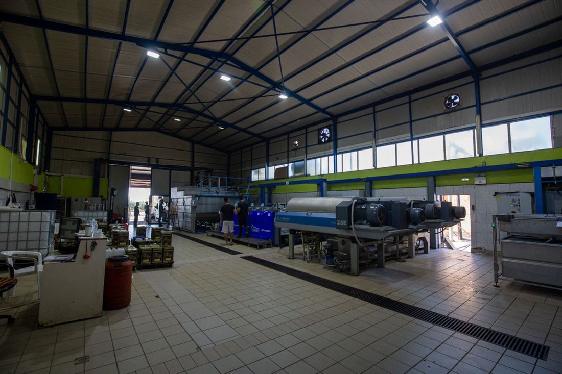 Automated extraction line inside the Agioi Apostoloi olive mill